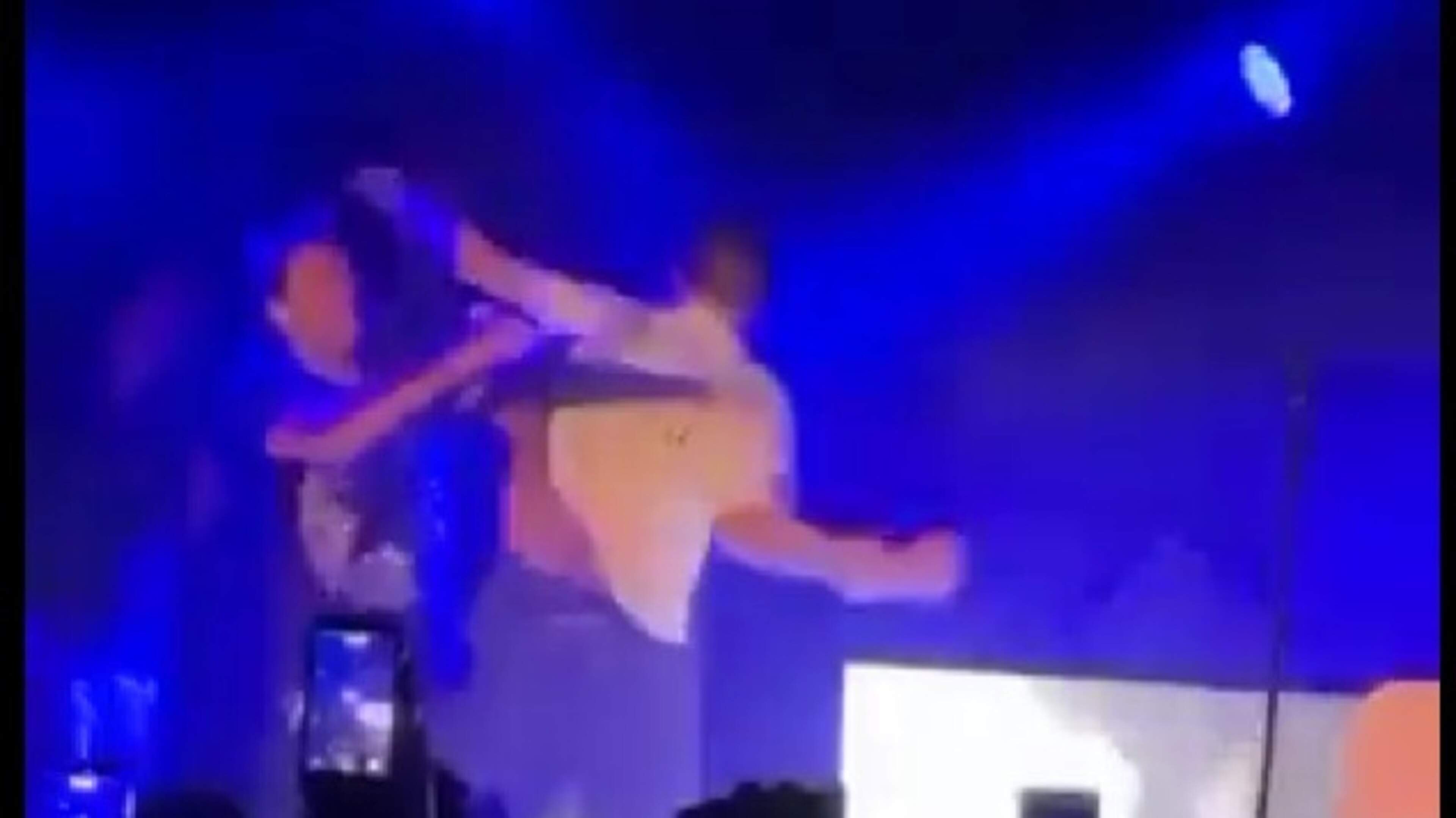 Gerard Joling tijdens optreden op de vuist met biergooier